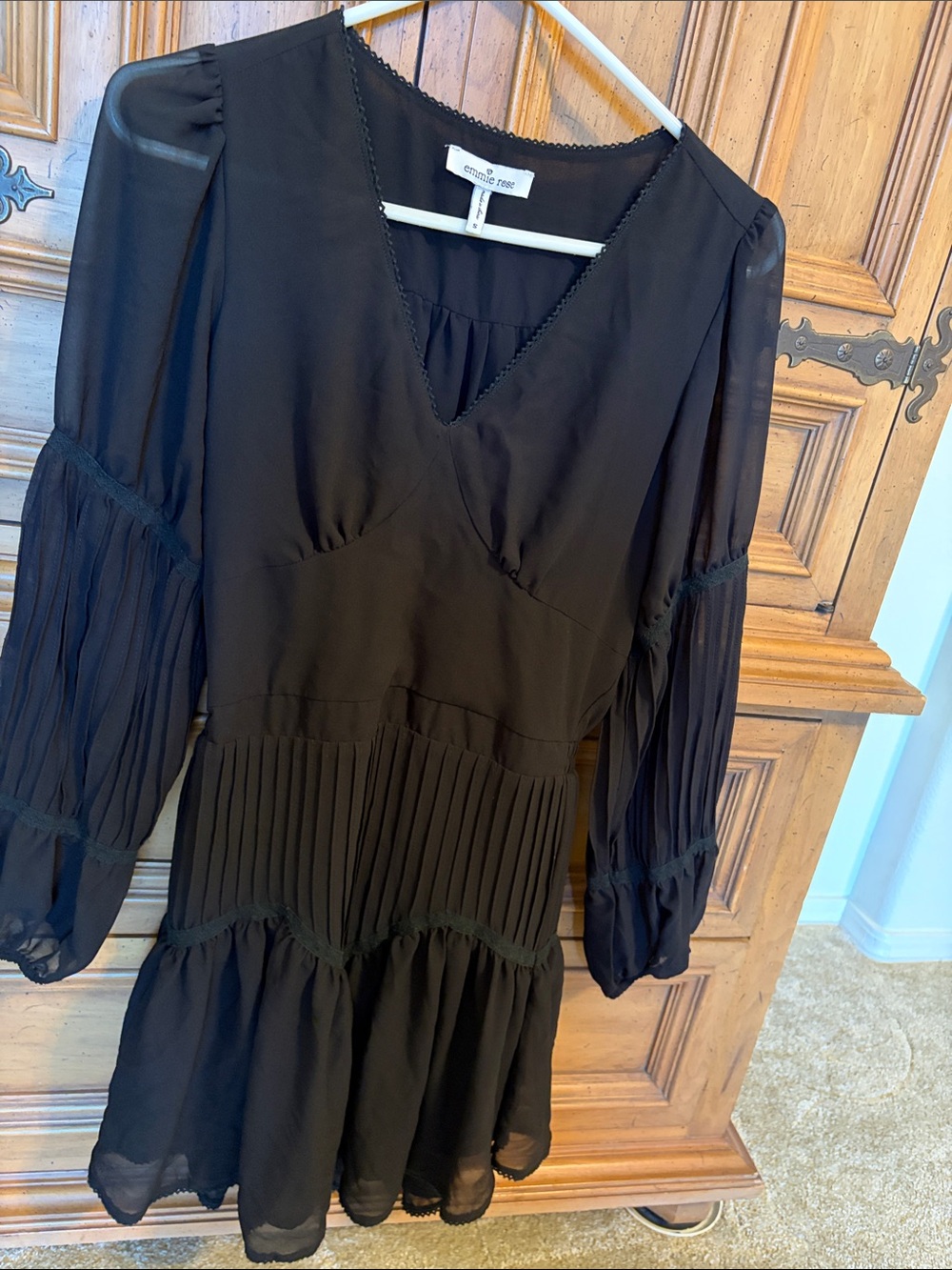 Black Long-Sleeve V-Neck Pleated Mini Dress LIKE NEW! Sz small PARTY / NIGHT OUT